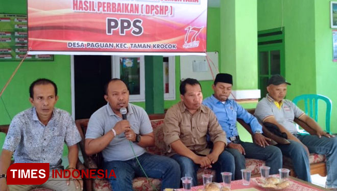Komisioner Komisi Pemilihan Umum kabupaten Bondowoso Junaidi (pegang mik) saat memberikan arahan dalam rapat pleno DPSHP (FOTO: Moh Bahri/TIMES Indonesia)