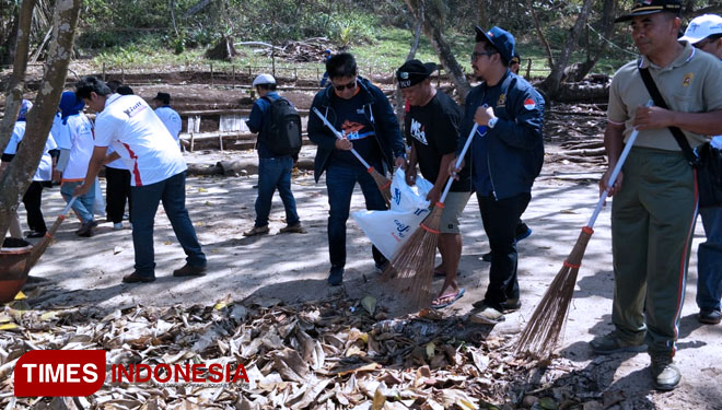 Satu jam sampah plastik tersapu 231 kg di Pantai Sendiki (FOTO :Widodo Irianto/TIMES Indonesia)
