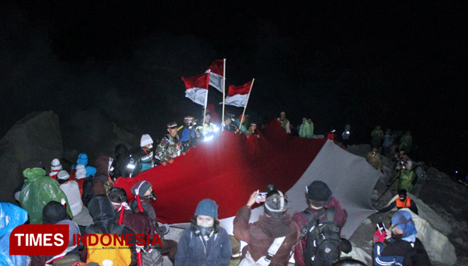 Tim ekspedisi Pembentangan bendera merah putih beruasa melawan asap blerang dan suhu dingin, demi membentangkan Merah Putih di depan Blue Fire Kawah Ijen Bondowoso. (FOTO: Moh Bahri/TIMES Indonesia)
