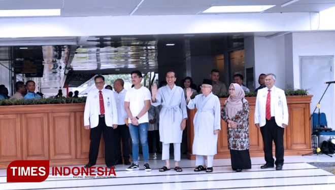 Selesai Cek Darah, Jokowi-Ma'ruf Amin Tunjukkan Bekas Suntikan