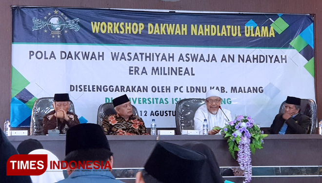 KH Tolhah Hasan, saat mengisi acara Workshop Dakwah NU, yang digelar di Unisma, Minggu (12/8/2018), oleh LDNU Kabupaten Malang. (FOTO: TIMES Indonesia)