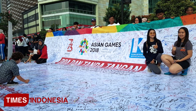 Seribuan warga berdoa dan menandatangi komitmen agar Indonesia jadi Tuan Rumah terbaik sepanjang sejarah Asian Games. (FOTO: AJP TIMES Indonesia)