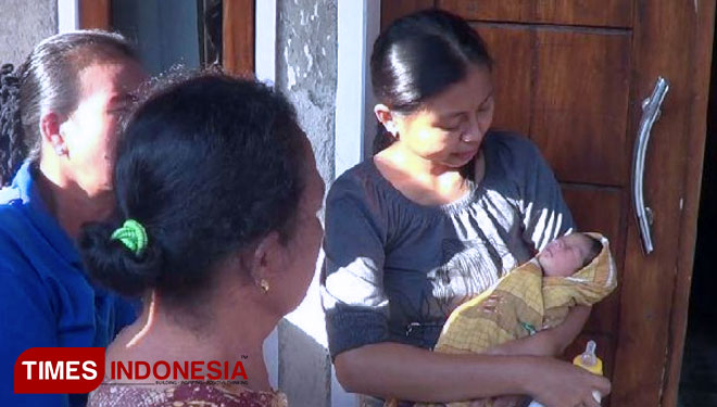Bayi Baru Lahir Ditemukan di Teras Rumah Warga di 