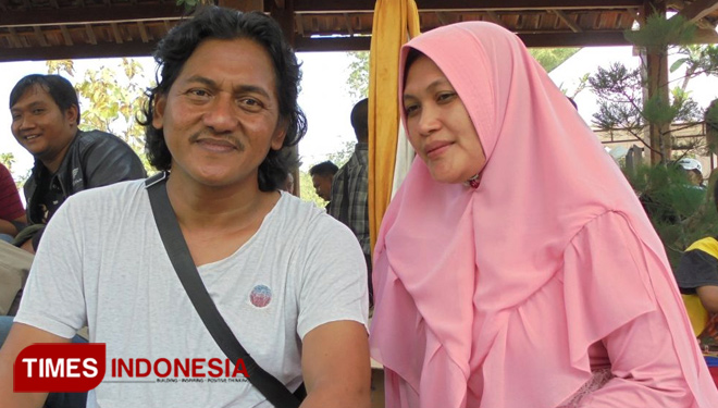 Indarti (Kanan) saat didampingi oleh suaminya, Kades Sidowungu, Kecamatan Menganti, Muhammad Sukhoiri (Kiri) (FOTO : Akmal/TIMES Indonesia).