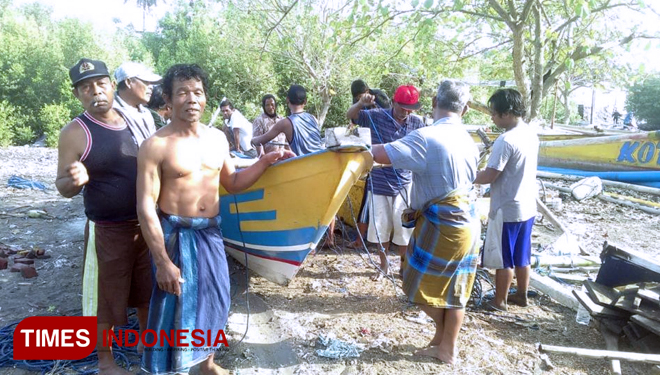 Nelayan Grajagan saat memperbaiki perahunya (FOTO: Rizki Alfian/TIMESIndonesia)