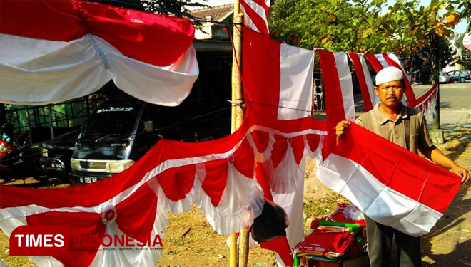 Dhani penjual akserori HUT Kemerdekaan RI yang biasa mangkal dI Jl. MT. Haryono Magetan. (FOTO: MK Adinugroho S/TIMES Magetan)