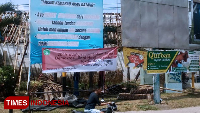 Spanduk tolak Deklarasi #2019GantiPresiden di simpang tiga Jalan Karimata-Jalan Letjen S. Parman di Jember, Jawa Timur. (FOTO: Dody Bayu Prasetyo/TIMES Indonesia)