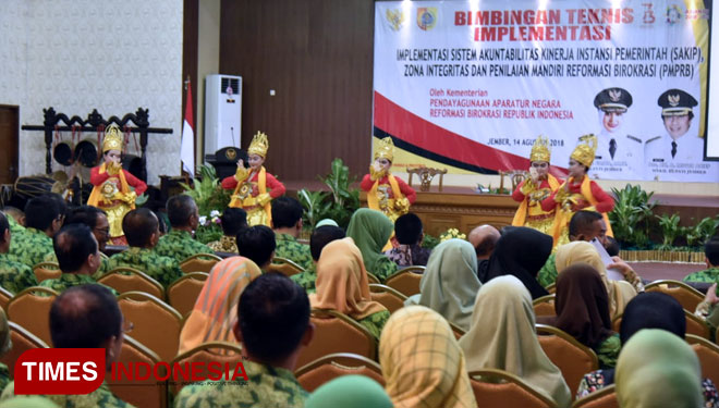 Suasana BIMTEK Akuntabilitas Kinerja Instansi Pemerintah (SAKIP) ASN Kabupaten Jember di Pendapa Wahyawibawagraha Selasa (14/8/2018). (FOTO: Sofy/TIMES Indonesia)