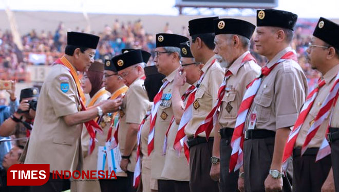 Gubernur DIY Sri Sultan Hamengku Buwono X memimpin upacara Hari Pramuka ke-57 tahun di Stadion Sultan Agung Kabupaten Bantul DIY, Selasa (14/8/2018). (FOTO: A Riyadi/TIMES Indonesia)