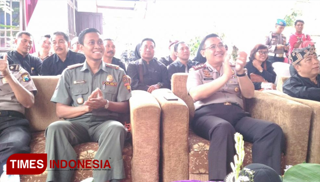 Waka Administratur Perhutani KPH Banyuwangi Barat, Bima Andrayuwana S Hut bersama Kapolres Banyuwangi, AKBP Donny Adityawarman, saat peresmian Rumah Singgah 'Mitra Bersama' (FOTO: Syamsul Arifin/TIMES Indonesia)