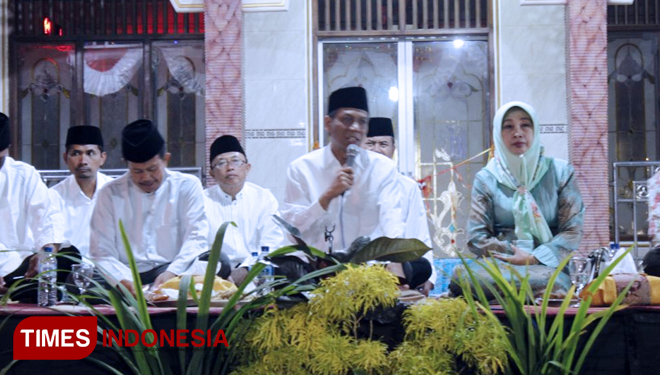 Bupati Bondowoso Drs H Amin Said Husni saat memberikan sambutan dan pengarahan dalam acara peresmian Mushallah di SDN Dabasah I (FOTO: Moh Bahri/TIMES Indonesia)
