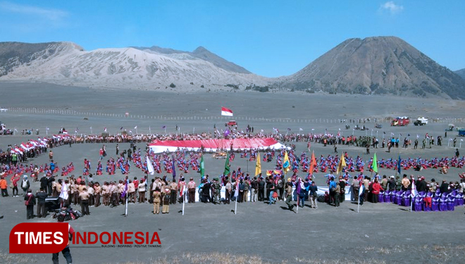 Pelaksanaan upacara peringatan ulang tahun pramuka di lautan pasir bromo. (FOTO: Happy L./TIMES Indonesia)