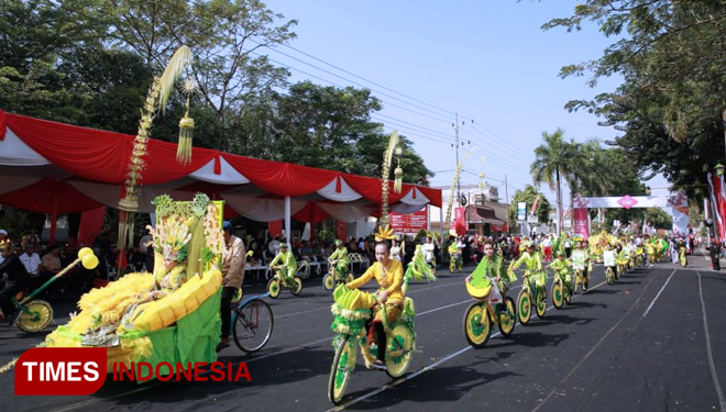 Ratusan siswa-siswi pawai sepeda hias (FOTO: Rizki Alfian/TIMES Indonesia)