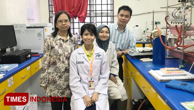 Almira Praza Rachmadian (paling depan), mahasiswi program studi Kimia Universitas Machung, berkempatan PKL di Universiti Teknologi Malaysia. (FOTO: Universitas Ma Chung Malang for TIMES Indonesia)