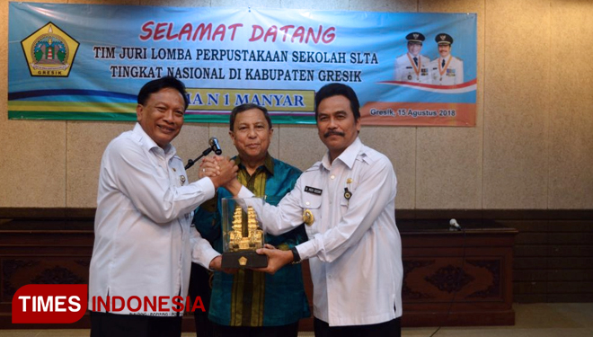 Bupati Gresik Sambari Halim Radianto dan Wakil Bupati Gresik Moh Qosim saat menerima Tim Penilai Lomba Perpustakaan tingkat Nasional. (FOTO: Humas Pemkab Gresik for TIMES Indonesia)