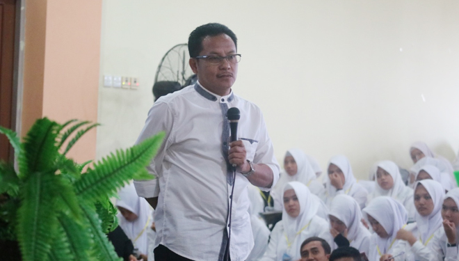 Plt Wali Kota Malang Sutiaji mengisi materi kepemimpinan untuk mahasiswa baru UIN Maliki Malang. (FOTO: Humas Pemkot Malang)
