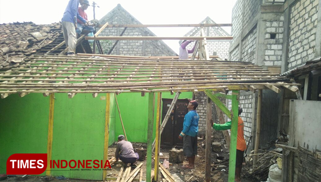 Puing-puing rumah Tamdun dibersihkan warga usai mengalami kebakaran, Rabu, (15/8/2018). (FOTO: istimewa)
