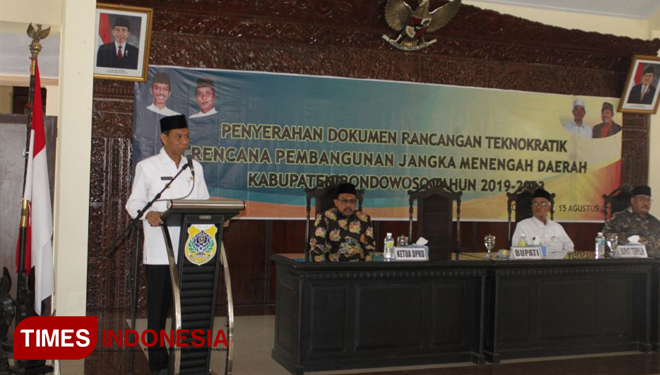 Bupati  Amin Said Husni saat menyampaikan sambutan dalam acara penyerahan Rancangan Teknokratik RPJMD kabupaten Bondowoso (FOTO: Moh Bahri/TIMES Indonesia)