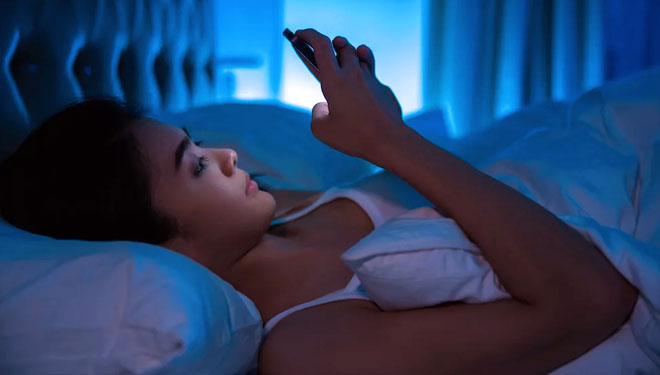 ILUSTRASI: Bermain Ponsel Sebelum Tidur. (FOTO: Vemale)