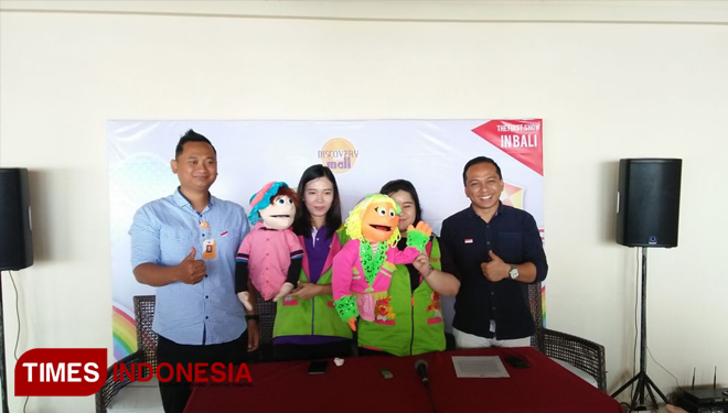 Gustaf Riandory selaku General Manager Discovery Shooping Mall, bersama anggota Hops Puppet and Friends. Kamis (16/8/2018). (FOTO Khadafi/TIMES Indonesia).