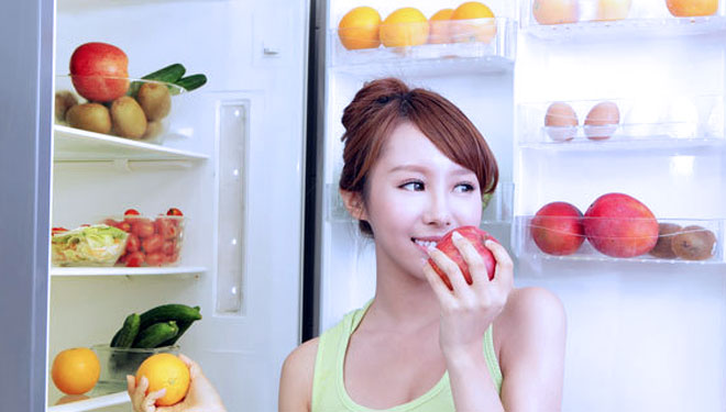 ILUSTRASI - Makan buah sebelum tidur (FOTO: thinkstockphotos.com)