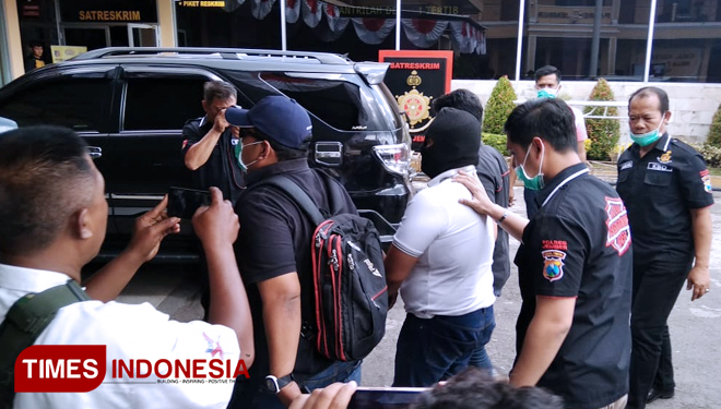 Mantan Kades Wringin Telu saat tiba di Mapolres Jember. (FOTO: Sofy/TIMES Indonesia)