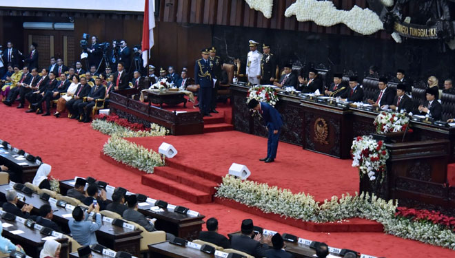 Presiden Jokowi membungkukkan badan memberi hormat kepada hadir sebelum menyampaikan pidato pada Sidang Tahunan MPR-RI Tahun 2018, di Gedung Nusantara, Jakarta, Kamis (16/8) pagi. (Foto: OJI/Humas)