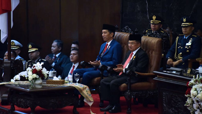 Presiden Jokowi dan Wapres Jusuf Kalla menghadiri sidang gabungan DPR-RI dan DPD-RI, di Gedung Nusantara, Jakarta, Kamis (16/8) siang. (FOTO: Oji/Humas)