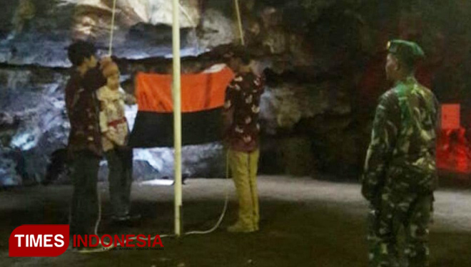 Latihan upacara pengibaran Bendera Merah Putih di dalam obyek wisata Goa Lawa oleh Kormail 09/Karangreja (FOTO: Pendim 0702/Purbalingga for TIMES Indonesia)