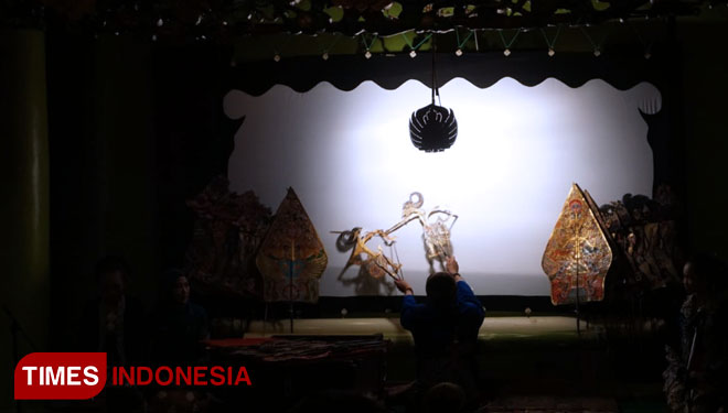 Indonesia Cultural Dining Series ke-33, Hotel Tugu Malang, Rabu (15/8/2018) menampikan kesenian wayang kulit yang mengangkat cerita kelahiran Gatotkaca. (FOTO: Nadya/TIMES Indonesia)