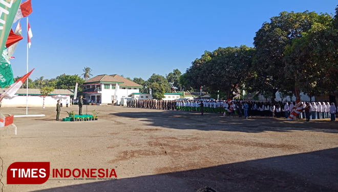 Peringatan kemerdekaan Republik Indonesia yang diikuti oleh KHR Muhammad Kholil, Bupati dan Wakil Situbondo, H. Dadang Wigiarto dan H. Yoyok Mulyadi, Jajaran TNI dan Polri bersama ribuan santri di Ponpes Walisongo Situbondo FOTO: Uday/TIMES Indonesia)