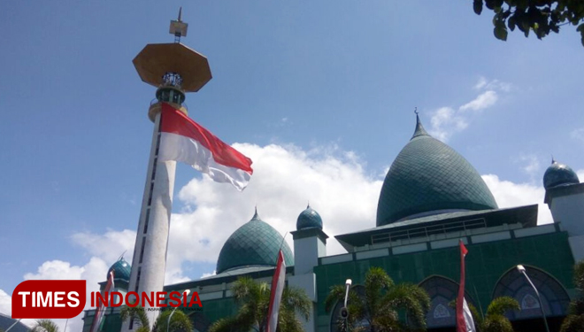 Bendera merah putih raksasa berkibar di menara Masjid Agung Baiturahman Banyuwangi. (FOTO: Rizki Alfian/TIMESIndonesia)