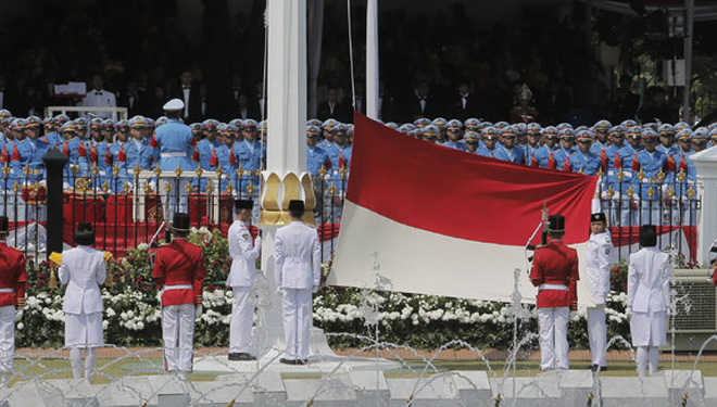 Upacara pengibaran bendera merah putih di Istana Negara. (FOTO: Merdeka)