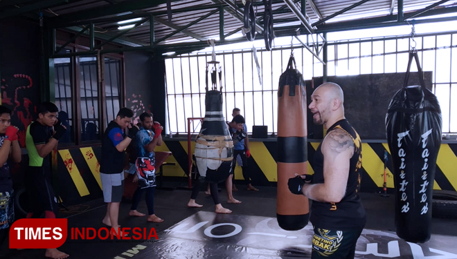 Dewan Juri OnePride sekaligus Pelatih Warior MMA, Max Mantino memberikan materi di Singo Warior MMA Malang.(FOTO: Imadudin M/TIMES Indonesia)