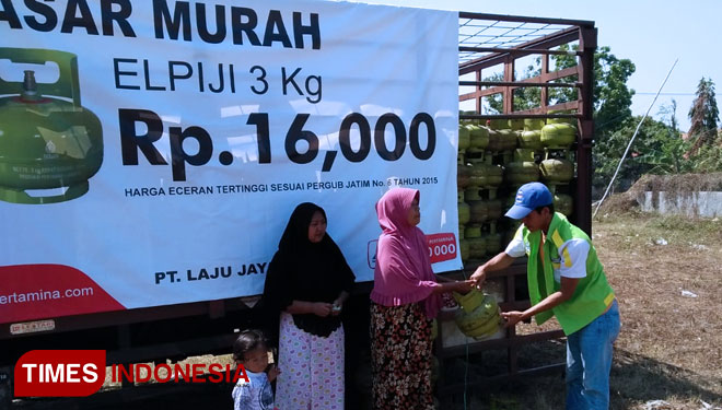 Masyarakat Lamongan mengantri untuk bisa mendapatkan LPG di Pasar Murah LPG 3 kilogram, Sabtu, (18/8/2018). (FOTO: Ardiyanto/TIMES Indonesia)