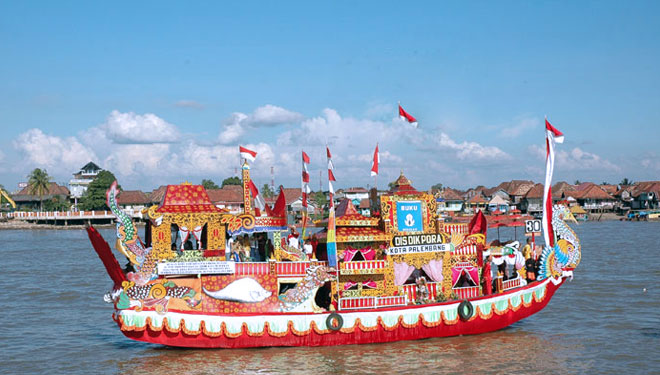 Parade perahu motor hias (FOTO: bulletinmetropolis.com)