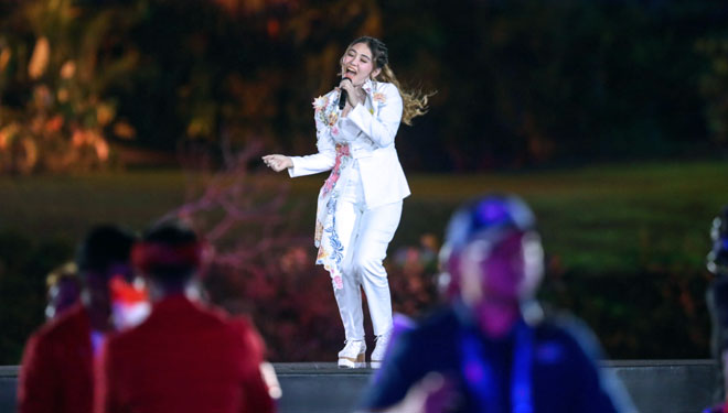 Singer Via Valen enlivened the opening of the 18th Asian Games in 2018 at the Gelora Bung Karno Main Stadium, Senayan, Jakarta, Saturday (8/18). (PHOTO: INASGOC / Wahyudin)