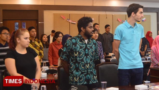 Mahasiswa asing saat membagikan pengalamannya di The Third International Youth Conference di Unej. (FOTO: Sofy/TIMES Indonesia)
