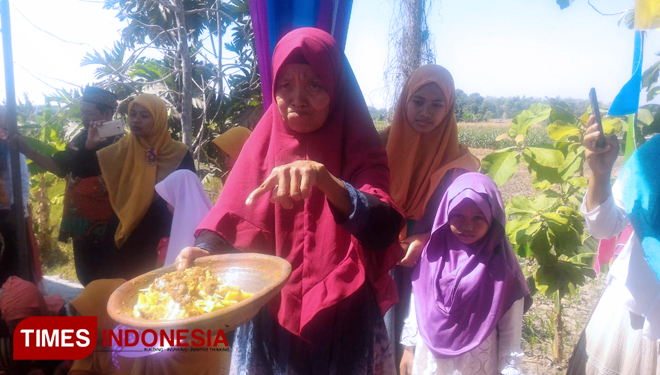 Ibi-ibu dari Desa Gedangan, Kecamatan Maduran, Kabupaten Lamongan, dengan suka cita mengikuti Festival Rujak Ulek Seribu Cobek, Minggu, (19/8/2018). (FOTO: MFA Rohmatillah/TIMES Indonesia)