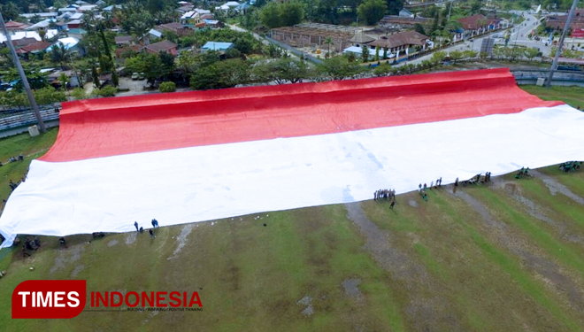 Bendera merah putih raksasa berukuran 120 x 50 m, yang dibentangkan di Stadion Datu Adil Tarakan, Kalimantan Utara. (FOTO: GPP for TIMES Indonesia)