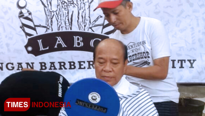Pangkas Rambut untuk Korban Gempa Lombok TIMES Indonesia Pangkas Rambut untuk Korban Gempa Lombok TIMES Indonesia