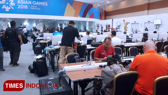Ruang kerja wartawan peliput Asian Games dilengkapi komputer layar lebar gratis. (FOTO: Abdul Muis/TIMES Indonesia)