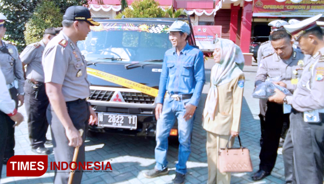 Kapolres Probolinggo AKBP Fadly Samad (kiri) saat menyerehkan mobil pikap ke pemiliknya Oktavianto bersama istrinya (kanan) di halaman Mapolres Probolinggo, Jawa Timur. (FOTO: Dicko W/TIMES Indonesia)