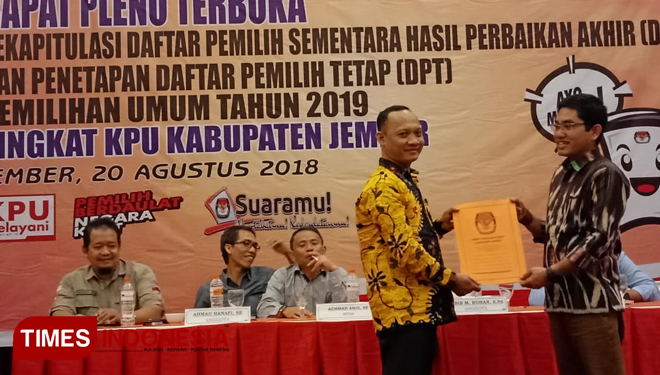 Rapat pleno terbuka penetapan DPT Pileg dan Pilpres yang dilakukan oleh KPU Jember. (FOTO: Sofy/TIMES Indonesia)