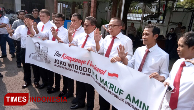 Sembilan sekretaris jenderal partai pendukung Jokowi - Ma'ruf Amin tiba di KPU RI untuk menyampaikan berkas susunan Tim Kampanye Nasional (TKN), Senin (20/8/2018). (FOTO: Hasbullah/TIMES Indonesia)
