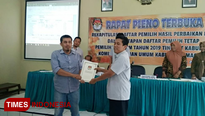Ketua KPU Magetan, Poppy MS Putranto menyerahkan berita acara DPT pileg dan pilpres kepada anggota Bawas Hendras Subyakto. (FOTO: MK Adinugroho S/TIMES Magetan)