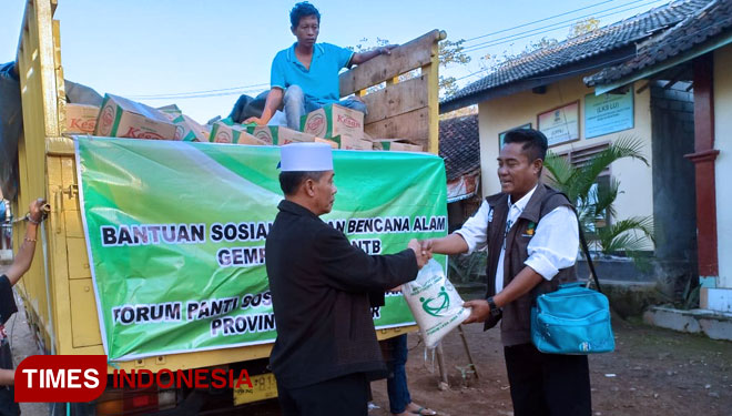Achamd Zaini (kanan), perwakilan dari Forum LKSA - Forum PSAA Jawa Timur saat menyerahkan bantuan kepada Forum LKSA-PSAA NTB, Minggu (12/8/2018)  (FOTO: PSAA Jatim for TIMES Indonesia)