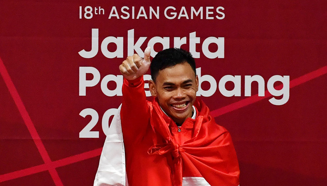 Lifter Indonesia Eko Yuli Irawan bersiap menerima medali nomor angkat besi putra 62 kg Group A Asian Games ke-18 2018 di JiExpo Jakarta, Senin (20/8). (ANTARA FOTO/INASGOC/Fanny Octavianus/YU/18)