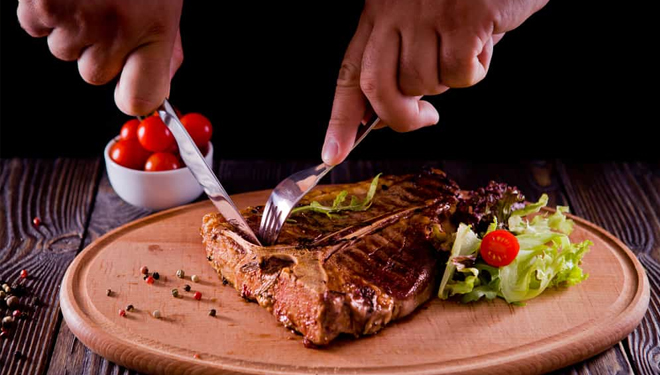 Makan daging kambing. (FOTO: Hello Sehat)