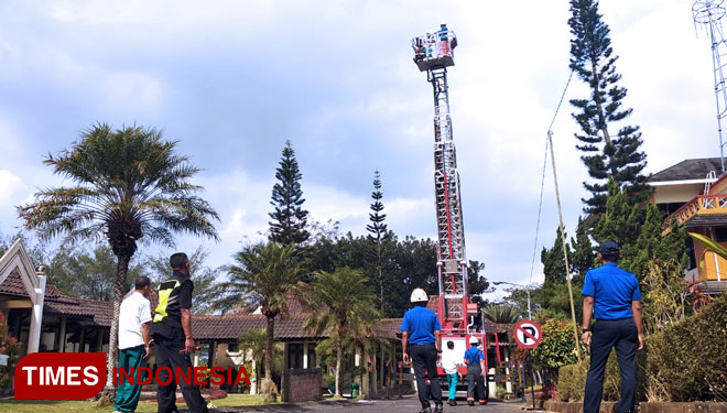 Dinas Penanggulangan Kebakaran Pemkot Batu melakukan inspeksi untuk mencoba akses masuk Aerial Ladder Truck ke RS Baptis. (FOTO: M Dhani Rahman/TIMES Indonesia) 